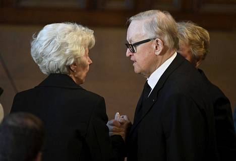 Martti Ahtisaari ja Tellervo Koivisto keskustelivat muistotilaisuudessa Säätytalossa.