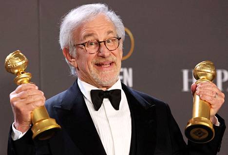 Steven Spielberg poseeraa Golden Globe -palkintojensa kanssa. 
