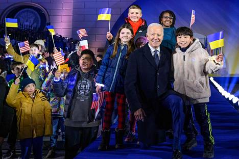 Presidentti Joe Biden poseerasi lasten keskellä Varsovassa tiistai-iltana.