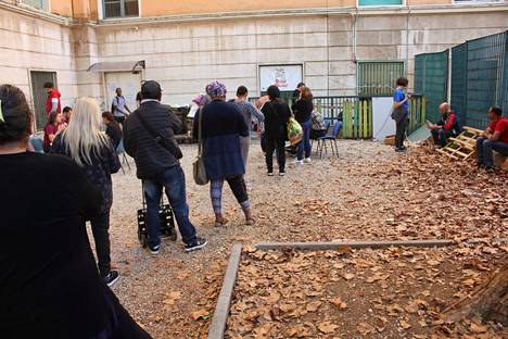 Nonna Roma -yhdistyksen ruokajakelua Viale Palmiro Togliattin alueella Roomassa lokakuussa.
