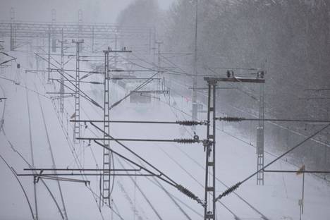 Sankka lumisade vaikeuttaa junaliikennettä pääkaupunkiseudulla. Tiistaina A- ja K-junat kulkevat harvennetuilla vuoroväleillä.