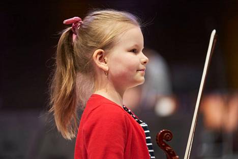 Lilja Haatainen Radion sinfoniaorkesterin nuorten solistien konsertin harjoituksissa maaliskuussa 2021.
