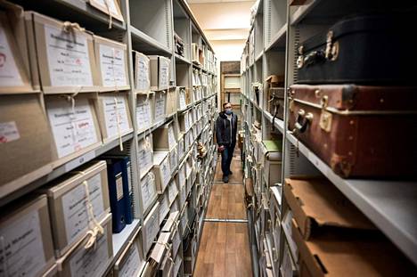Ihmisoikeusjärjestö Memorialin työntekijä tutkii arkistoja järjestön toimistossa Moskovassa. Järjestö perustettiin Neuvostoliitossa vuonna 1989 paljastamaan Stalinin ajan rikoksia.