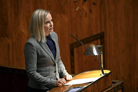 Perussuomalaisten puheenjohtaja Riikka Purra puhui eduskunnan välikysymys­keskustelussa keskiviikkona.