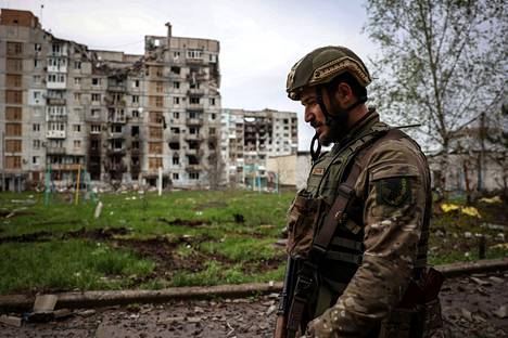 Ukrainalaissotilas käveli lähellä pommituksissa pahoin vaurioitunutta asuinrakennusta Bahmutissa Donetskin alueella 23. huhtikuuta.