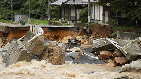 Yli 40 ihmistä on kuollut ja yli miljoona evakuoitu rankkasateiden piiskaamassa Japanissa – Tokiossa tuntui voimakas maanjäristys