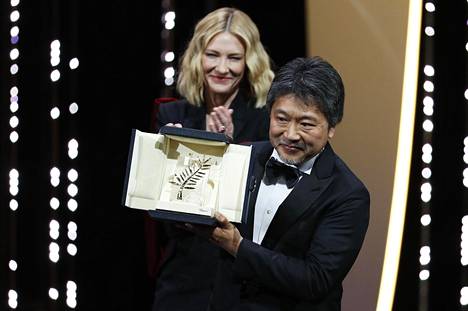 Hirokazu Kore-edan ohjaama japanilainen draama Manbiki Kazoku voitti pääpalkinnon Cannesissa. Vasemmalla juryn puheenjohtaja, näyttelijä Cate Blanchett.