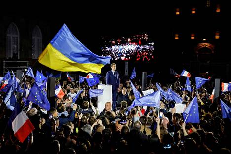 Ranskassa presidentti Emmanuel Macronin vaalitilaisuudessa liehui Ranskan ja EU:n lippujen lisäksi Ukrainan lippu.