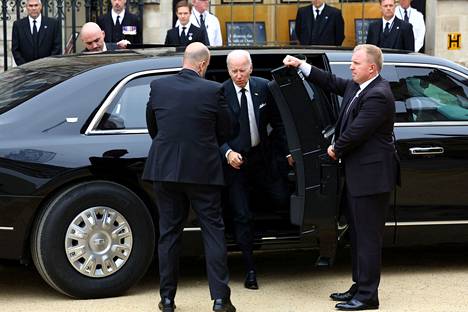 Joe Biden astui ulos erikoisautostaan Westminster Abbeyn eteen Lontoossa, kun hän osallistui kuningatar Elisabeth II:n hautajaisiin viime vuonna.