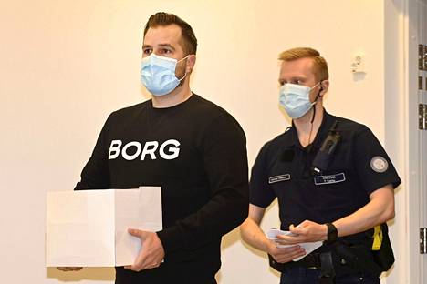 Niko Ranta-aho (vas.) saapui oikeussaliin tuoreimman huumejutun pääkäsittelyn alkaessa Helsingin käräjäoikeudessa 31. toukokuuta 2021. 
