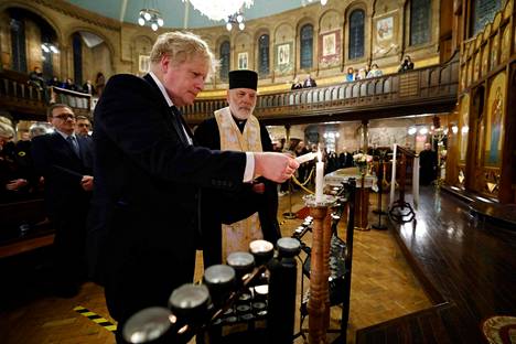 Pääministeri Boris Johnson ja piispa Kenneth Nowakowski Lontoon ukrainalaisten katolisessa tuomiokirkossa viime sunnuntaina. Johnsonin puhe käsitteli muun muassa laupiasta samarialaista. 