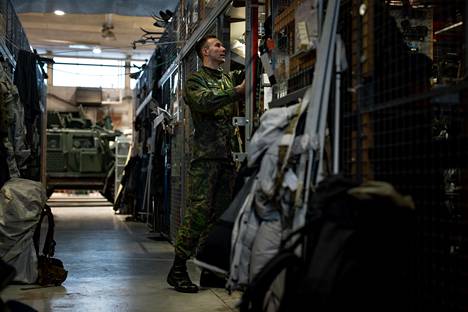 Komentoaliupseeri Enrico Annus Erikoisjääkärikomppanian tukikohdassa Utissa. Hallissa on jokaisella sotilaalla oma teräshäkki varusteille. Taustalla näkyy RG 32M -partioajoneuvo, joita suomalaiset ovat käyttäneet muun muassa Afganistanissa.