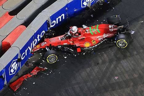 Ferrarin Charles Leclerc selvisi säikähdyksellä törmäyksestään suojavalliin Jeddassa.