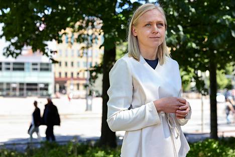 ”Ei voi olla niin, että meillä ovat korporaatiot portinvartijoina yhteisesti rahoitettaviin hyvinvointivaltion etuuksiin”, kokoomuksen kansanedustaja Elina Lepomäki sanoo.