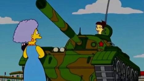 Yhdessä Simpsoneiden Kiina-jakson kohtauksessa Margen sisar nähdään tankin edessä, kuten ikonisessa kuvassa Taivaallisen rauhan aukiolta vuodelta 1989.
