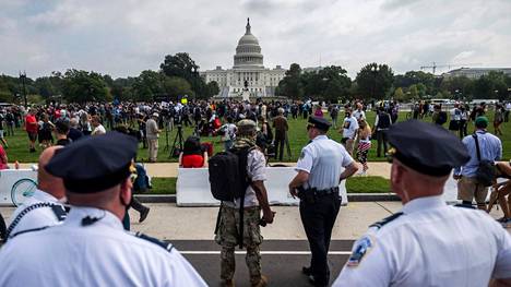 Yhdysvallat | Kongressi­talon valtaajia tukeva mieleno­soitus jäi vaisuksi, tilaisuuteen oli varauduttu mittavin turva­toimin
