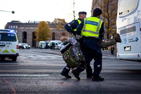 Poliisit siirsivät Elokapinan mielenosoittajia pois Mannerheimintieltä lauantaina kello 18:n jälkeen.