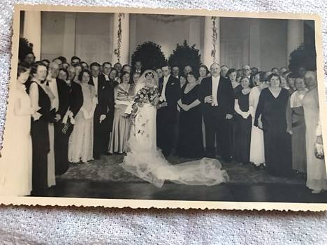 Carita Stenius-Snookilla on myös kuva Presidentinlinnassa järjestetyistä häistä. Kuvassa vieraat, nuori hääpari sekä Tasavallan presidentti P.E. Svinhufvud ja rouva Ellen Svinhufvud 6.7.1932.