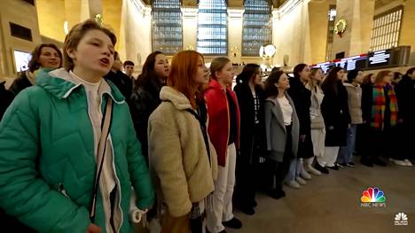 Shchedryk-lapsikuoro lauloi nimen kuorolle antaneen laulun Grand Central -rautatieasemalla New Yorkissa. Klassisesta uuden vuoden laulusta on tullut nyt selviytymistä symboloiva laulu. 