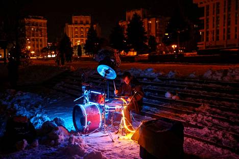 Katusoittaja rummutti lumisessa Kiovassa joulukuun alussa.