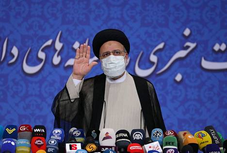 Presidentinvaalit voittanut Ebrahim Raisi puhui toimittajille Iranin pääkaupunki Teheranissa maanantaina 21. kesäkuuta.