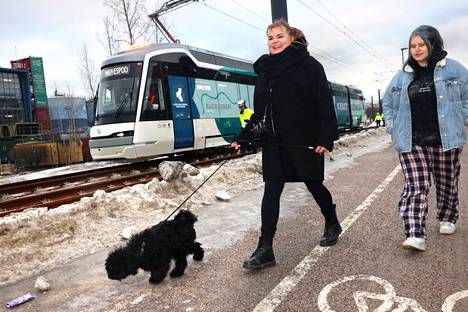 Raide-Jokerista innostunut opettaja Pippa Alkhatib oli tuonut koiransa ja oppilaansa Nea Mäen todistamaan historiallista päivää Espoon joukkoliikenteessä.