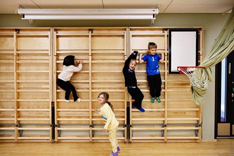 Leon Peltonen, Koda Tuomivirta, Athena Atayi and Venla Kurasto got excited about the pole vaults in the gym.  On the other wall of the hall there is also a climbing wall similar to a wall climbing hall.