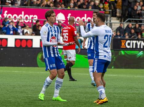 Casper Terho (vas.) juhli tekemäänsä maalia Murilon kanssa Helsingin paikallispelissä HIFK:ta vastaan.