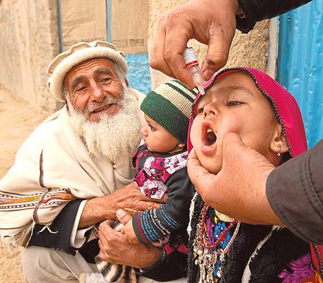 Lapsi sai poliorokotteen Jalalabadin alueella Afganistanissa viime maaliskuussa.