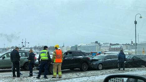 Neljä henkilöautoa kolaroi Presidentinlinnan edessä Helsingissä – pelastuslaitoksen mukaan syynä oli huolimattomuus