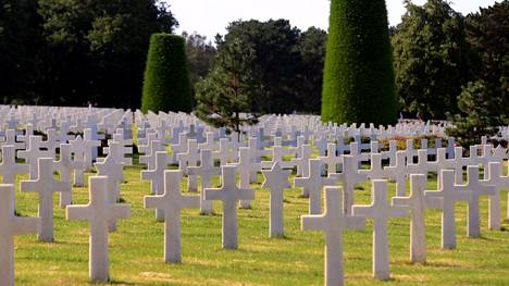 Normandian amerikkalaiselle hautausmaalle on haudattu 9 388 kesäkuun 1944 maihinnousussa kuollutta amerikkalaissotilasta.