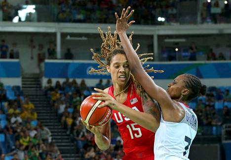 Venäläismedian lähteen mukaan teosta epäilty koripalloilija olisi Brittney Griner. Kuvassa Griner (vas.) pelasi Rion olympiaturnauksen välierissä Ranskan Sandrine Grudaa vastaan.