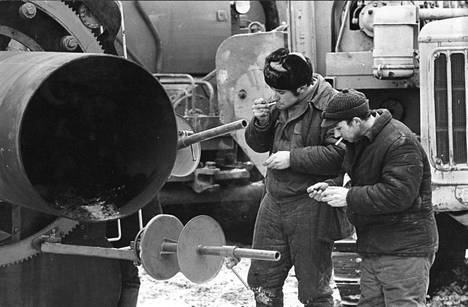 Neuvostoliittolaiset työläiset ovat eri puolilta neuvostotasavaltaa. Eristyskoneen luona tarkenee työskennellä vielä paljain käsin. Työntekijät kiittelivät Suomen tähänastista leutoa talvea.