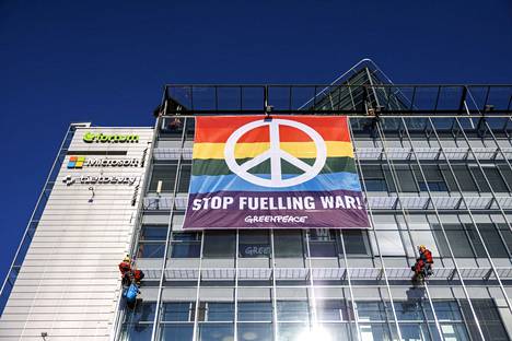 Greenpeacen aktivistit ripustivat toukokuun alussa Fortumin pääkonttorin katolta banderollin, jossa vaaditaan Fortumia lopettamaan Venäjän sotakoneiston rahoittaminen. 