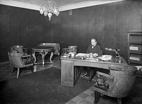 Päätoimittaja Amos Anderson työhuoneessaan Hufvudstadsbladetin toimituksessa Läntisellä Heikinkadulla, nykyisellä Mannerheimintiellä vuonna 1927.