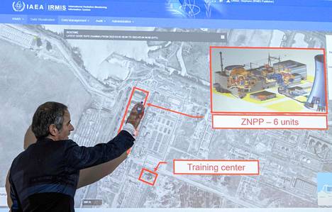 IAEA:n johtaja Rafael Grossi osoittaa Zaporižžjan karttaa maaliskuussa pidetyssä lehdistötilaisuudessa. 