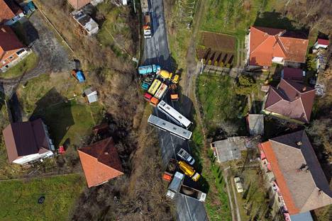 Rekoilla tukittu tie keskiviikkona Rudaressa, lähellä Pohjois-Kosovossa sijaitsevaa etnisesti jakautunutta Mitrovican kaupunkia.