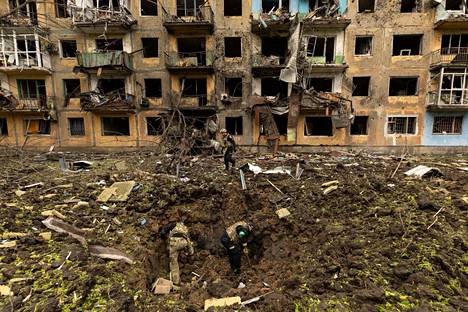 Ukrainan armeijan joukkoja tarkastelemassa ohjusiskun jälkiä Dobropilljassa Donetskin alueella lauantaina. 