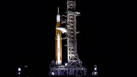 Kuualus Artemis 1 odotti lähtöä Maan kiertoradalle maanantain vastaisena yönä. 