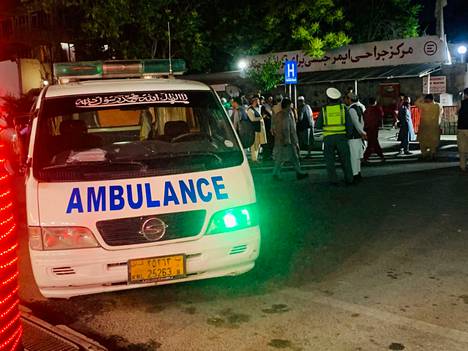 Ihmisiä moskeijaiskussa loukkaantuneita hoitavan sairaalan ulkopuolella perjantaina Kabulissa.