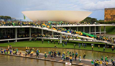 Väistyneen presidentin Jair Bolsonaron kannattajat rynnivät presidentinpalatsiin pääkaupungissa Brasiliassa sunnuntaina.