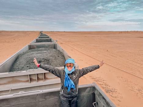Länsi-Afrikassa sijaitseva Mauritania ulottuu Atlantin rannikolta Saharan autiomaahan. Räihä matkusti maan halki 15 tuntia rautamalmijunan kyydissä.
