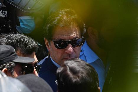 Poliisi saattoi Imran Khanin oikeuteen perjantaina.