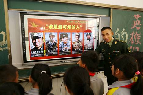 Peruskoulun oppilaille kerrottiin Kiinan ja Intian rajakahakassa viime kesänä kuolleista ja loukkaantuneista sotilaista Hainanin saarimaakunnan Wuzhishanissa helmikuussa.