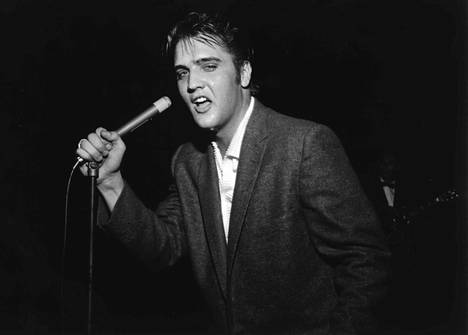Elvis valokuvattuna vuonna 1956 eli suosion alkuvuosina kotikulmillaan Memphisissä Yhdysvalloissa.