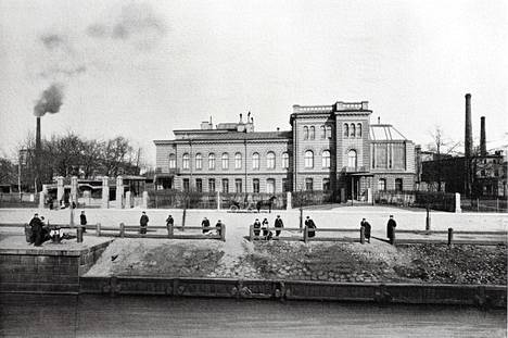 Vaurastuneiden Nobelien firenzeläistä renessanssityyliä edustava kotitalo valmistui Pietariin 1875. –  Kirjan kuvitusta.