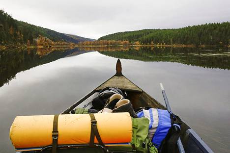 Jokivene tuo matkailijoita Lemmenjoen Kultahaminaan, josta pääsee merkityille reiteille kansallispuistoon.