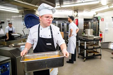Monissa oppilaitoksissa joudutaan erityisjärjestelyihin. Ravintolakoulu Perhon ensimmäisen vuoden opiskelijan Jami Skytten piti olla Hanko Sushissa, mutta hän suorittaa näyttöä nyt Perhon omassa keittiössä.