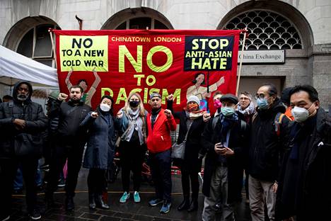 EU-komission mukaan vihapuhe ja viharikokset ovat lisääntyneet koronapandemian aikana. Kuva Lontoosta, jossa mielenosoittajat vaativat 27. marraskuuta lopettamaan aasialaistaustaisiin kohdistuvan rasismin ja vihapuheen.
