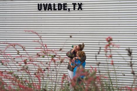 Texasin Uvaldessa surtiin tiistaisen joukkoampumisen uhreja.